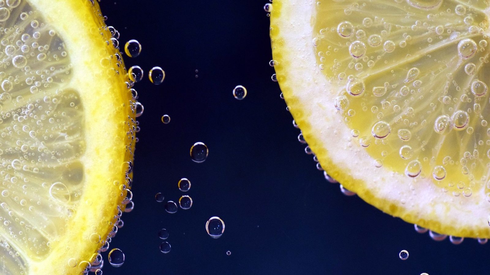 jus de citron. Verre d'eau avec des rondelles de citrons. ; un des meilleurs compléments alimentaires minceur