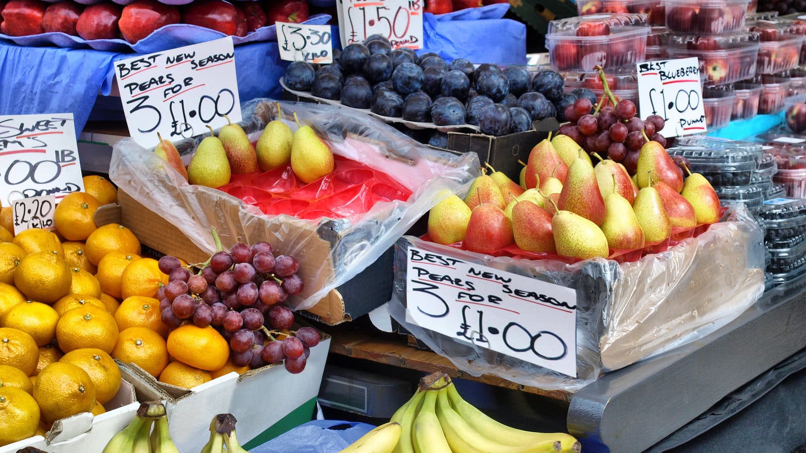 Un étable de marché avec des fruits et légume 