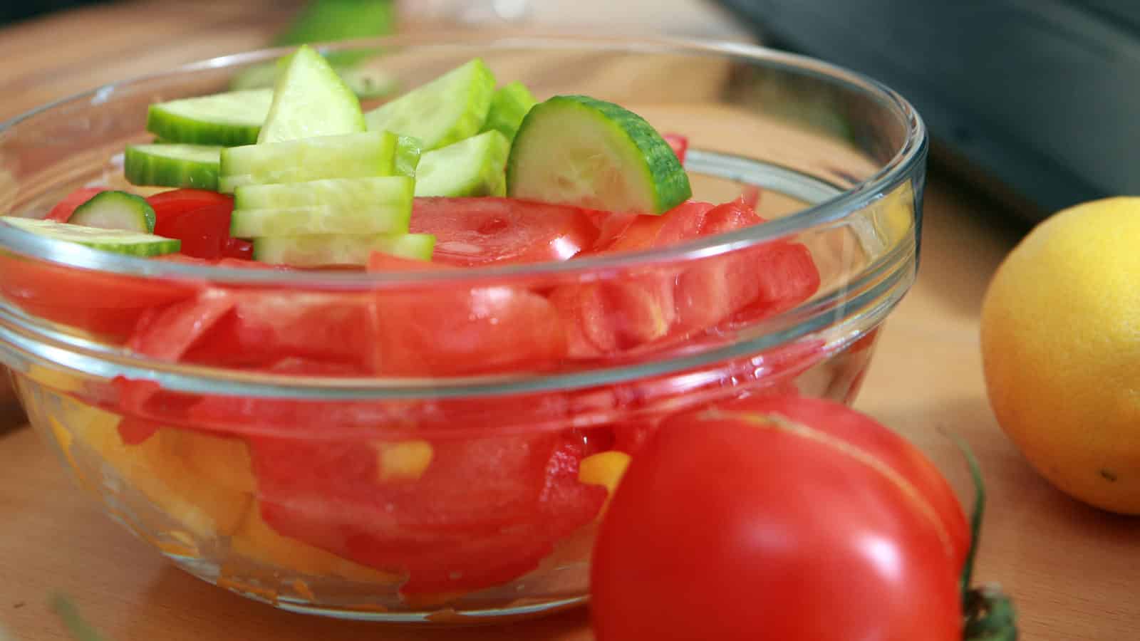 Un bol avec des tomates dedans