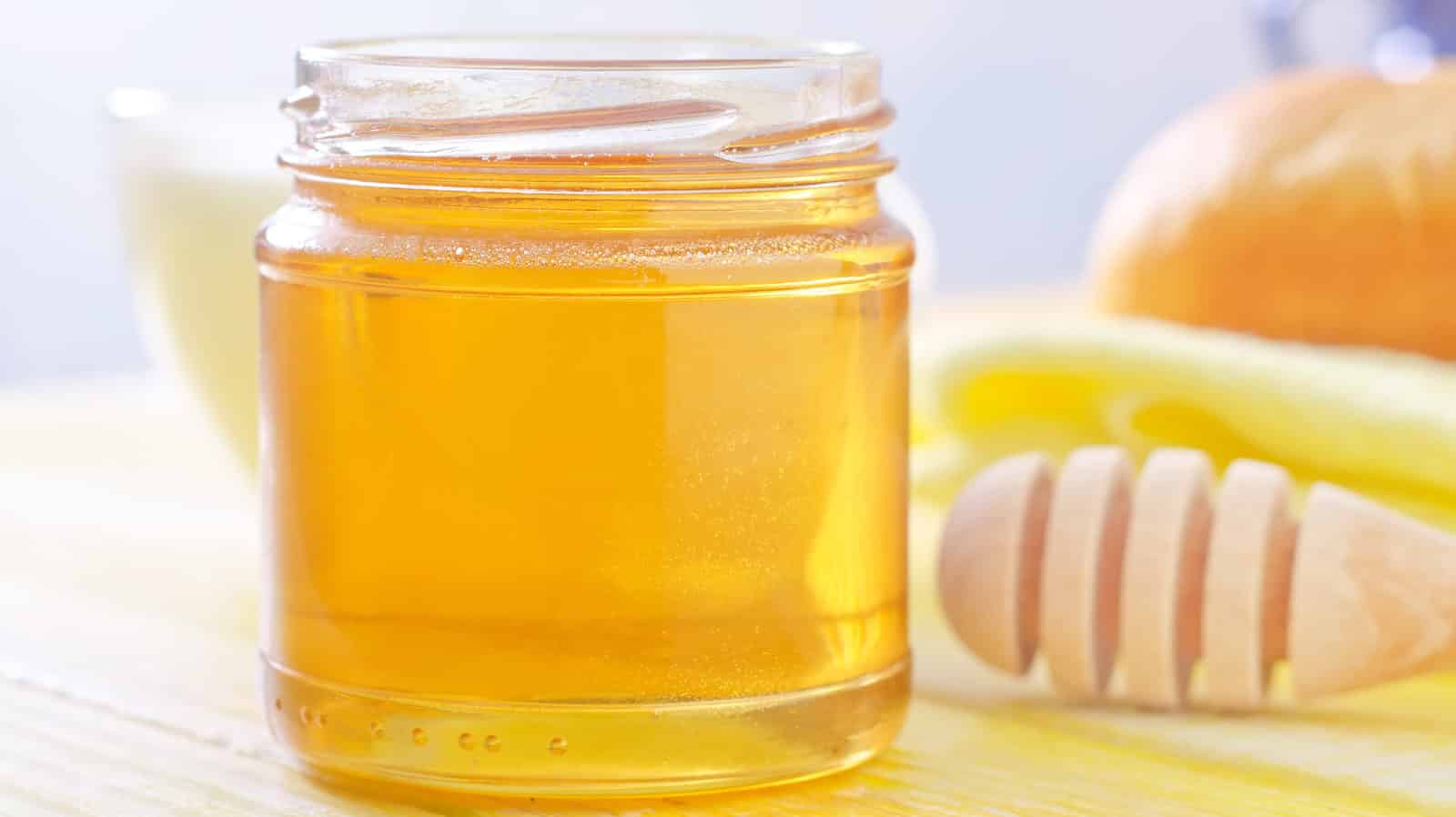 Un pot de miel sur une table 