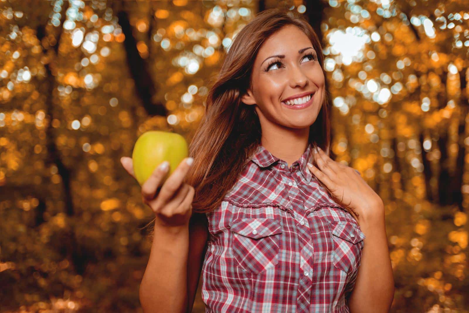 femme avec une pomme sucre lent