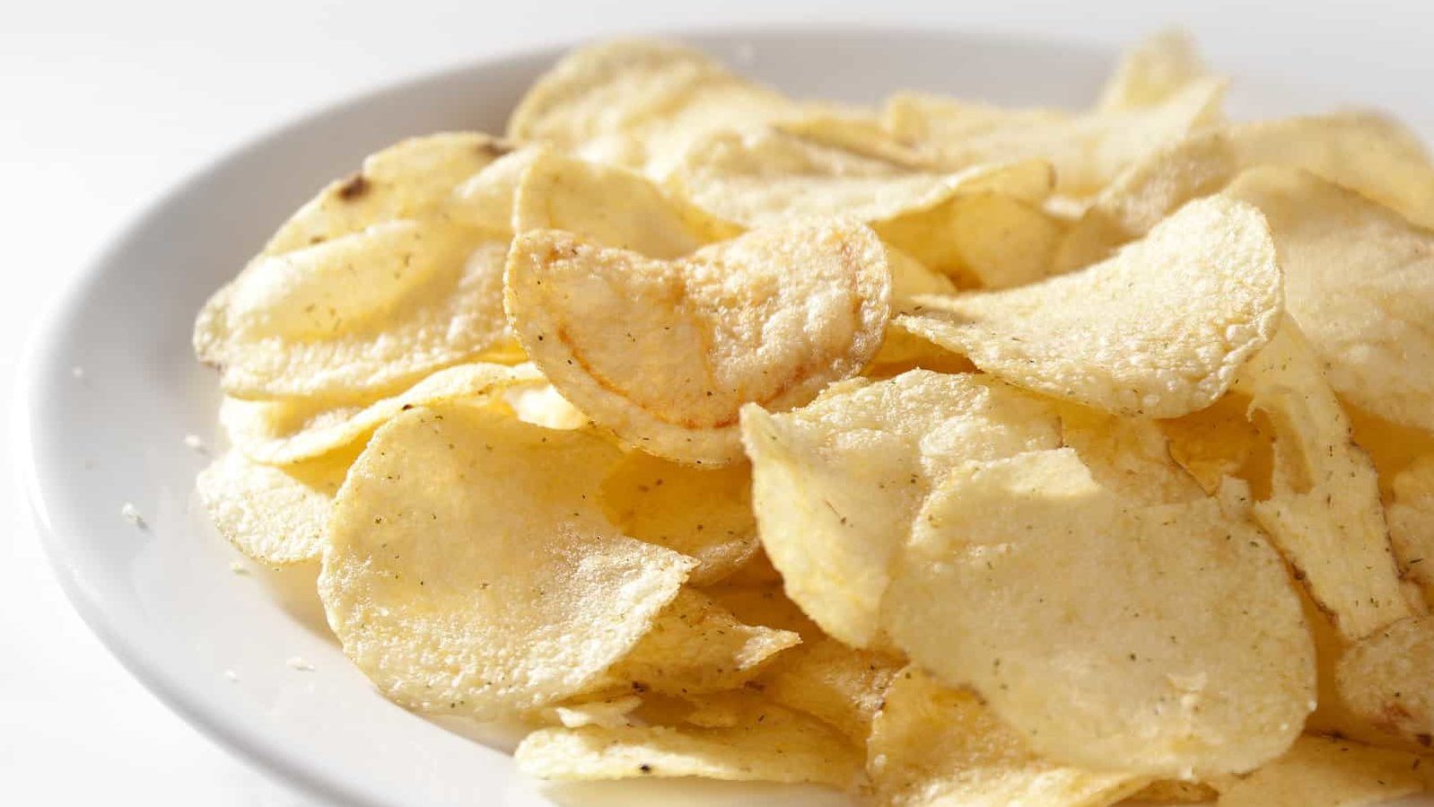 Des chips dans une assiette