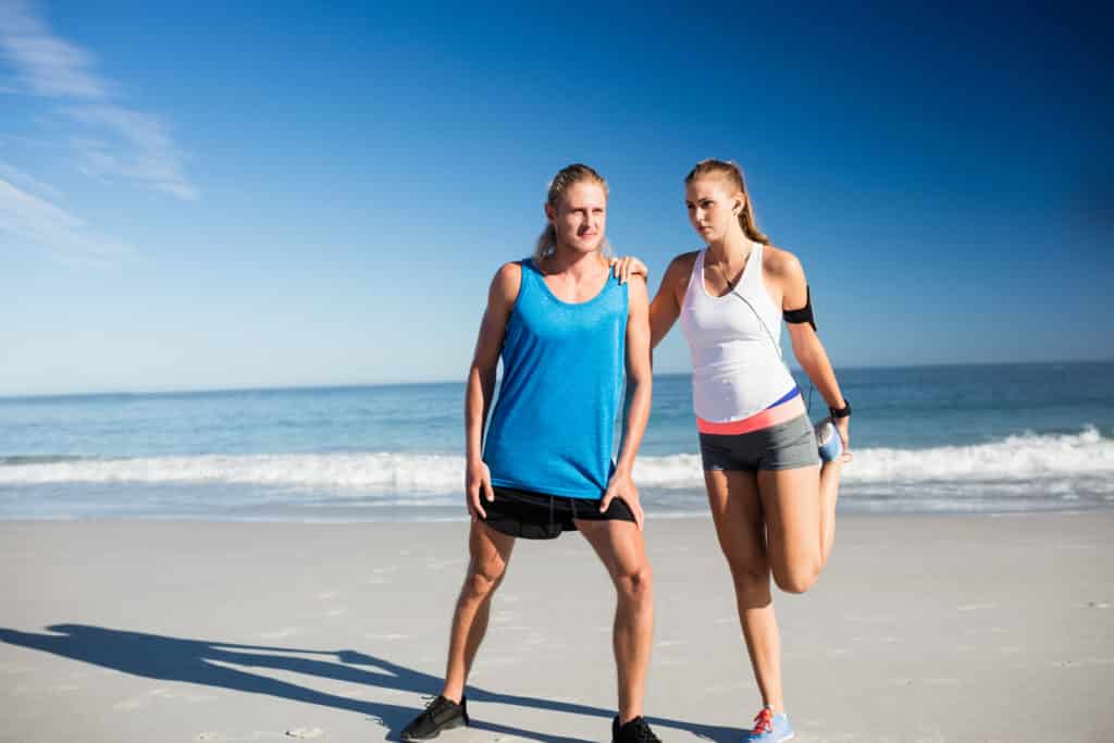 deux joggeuses qui s etire sur la plage